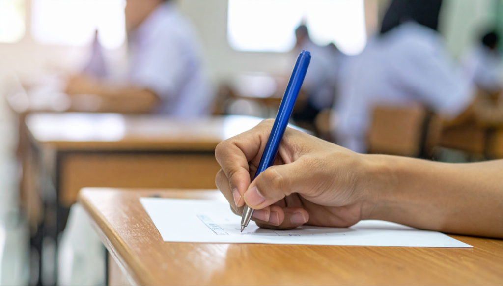 Fear of past performance affecting belief in whether a below average student can crack NEET.